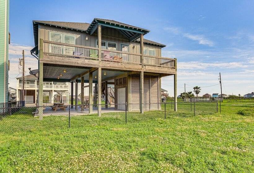 Texas Gulf Coast Home: Walk To Bolivar Beach!