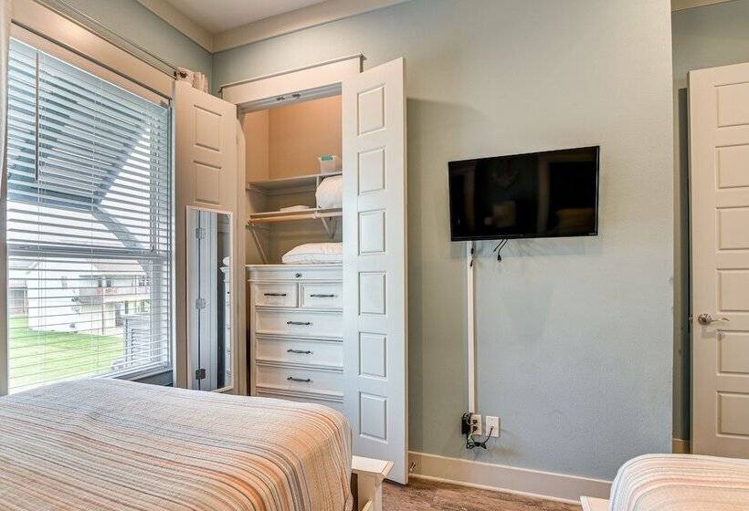 Texas Gulf Coast Home: Walk To Bolivar Beach!