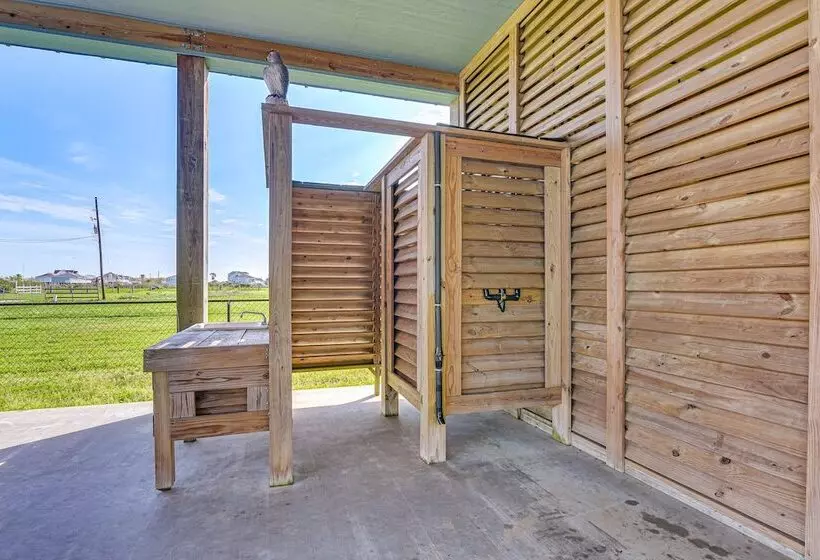 Texas Gulf Coast Home: Walk To Bolivar Beach!