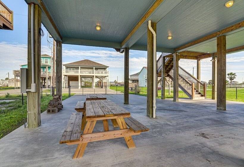 Texas Gulf Coast Home: Walk To Bolivar Beach!