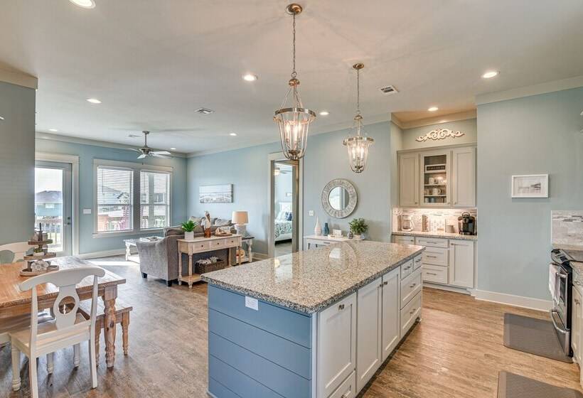 Texas Gulf Coast Home: Walk To Bolivar Beach!