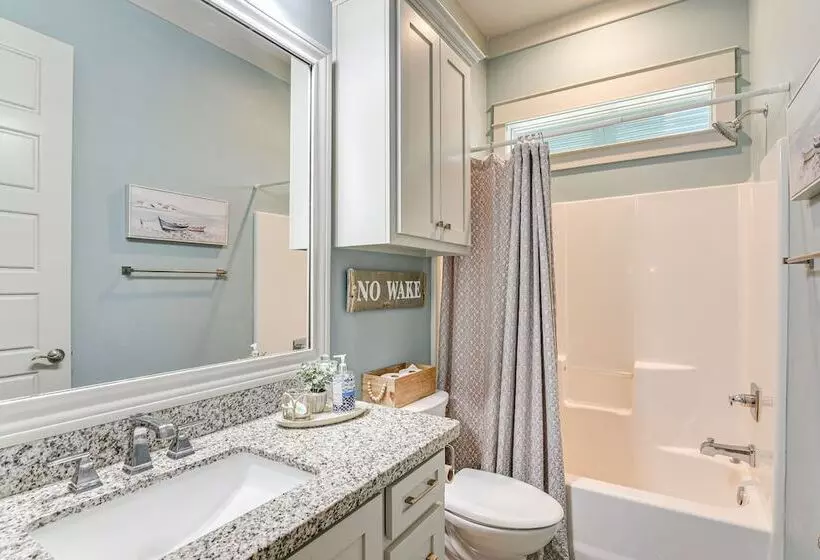 Texas Gulf Coast Home: Walk To Bolivar Beach!