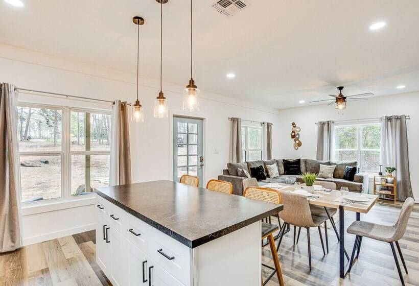 Winnsboro Barndominium W/ Fire Pit & Large Deck!