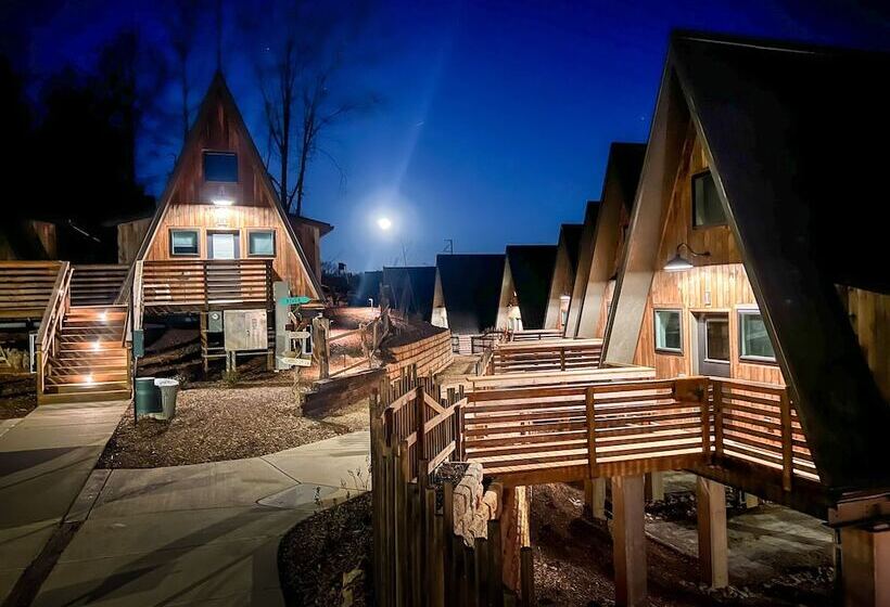 Wrong Way River Lodge & Cabins