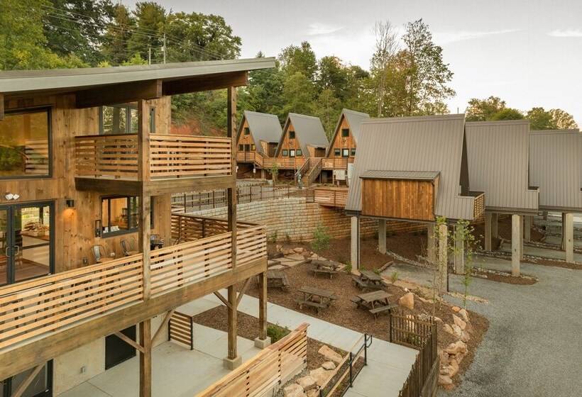 Wrong Way River Lodge & Cabins