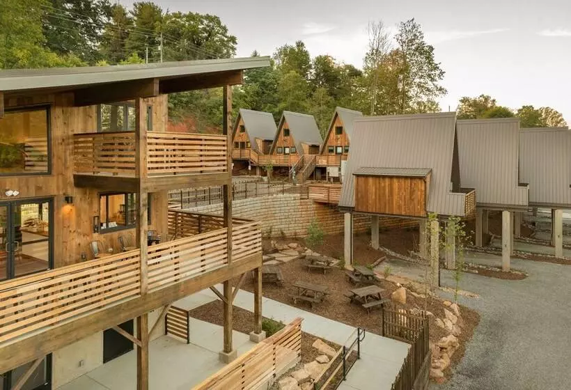 Wrong Way River Lodge & Cabins