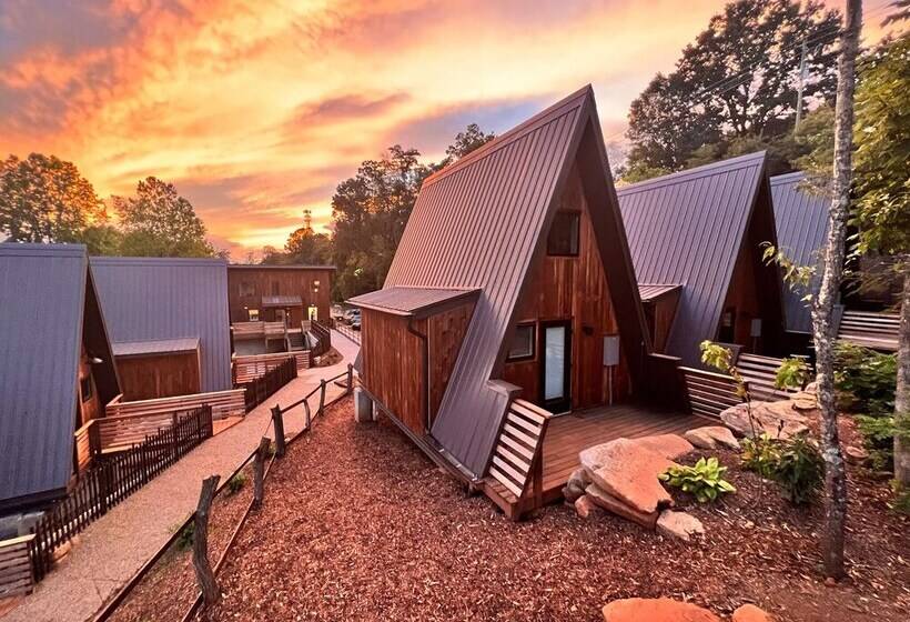 Wrong Way River Lodge & Cabins