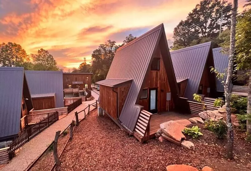 Wrong Way River Lodge & Cabins