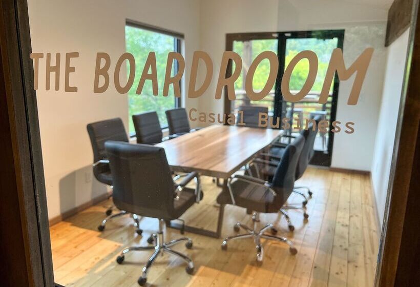 Wrong Way River Lodge & Cabins