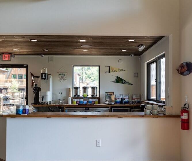 Wrong Way River Lodge & Cabins