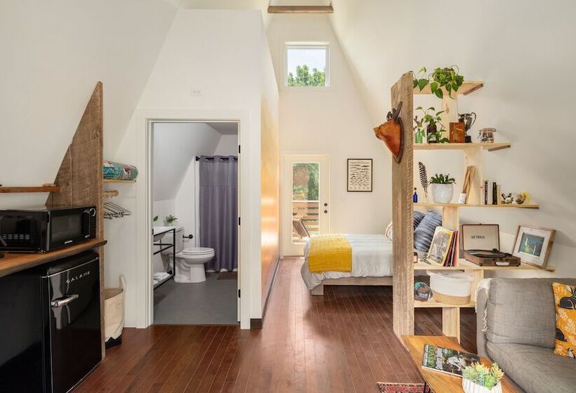 Wrong Way River Lodge & Cabins