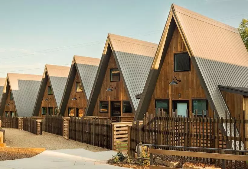 Wrong Way River Lodge & Cabins