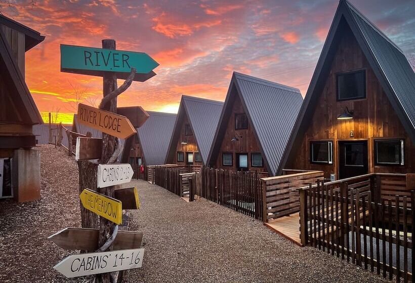 Wrong Way River Lodge & Cabins