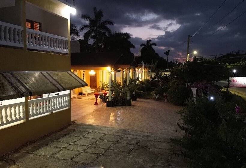 هتل Chateau Margarita Waterfront