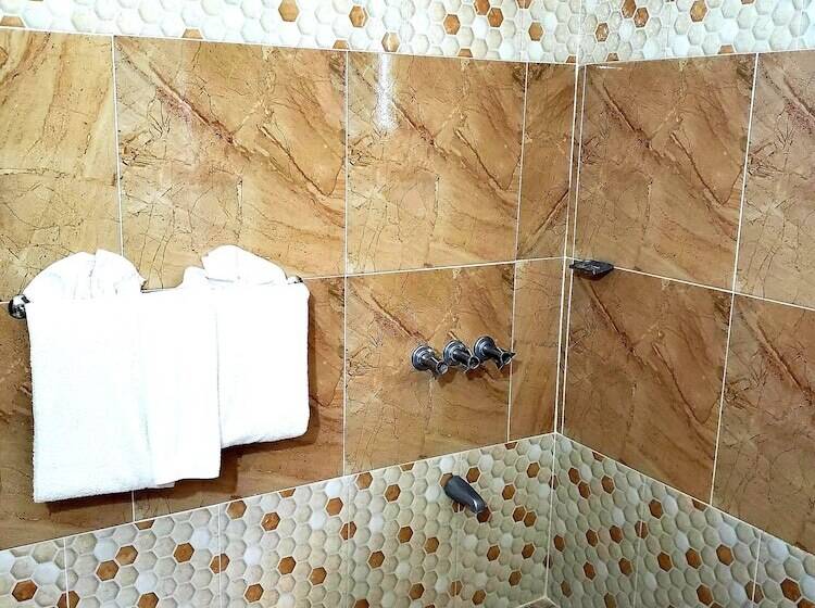 هتل Chateau Margarita Waterfront