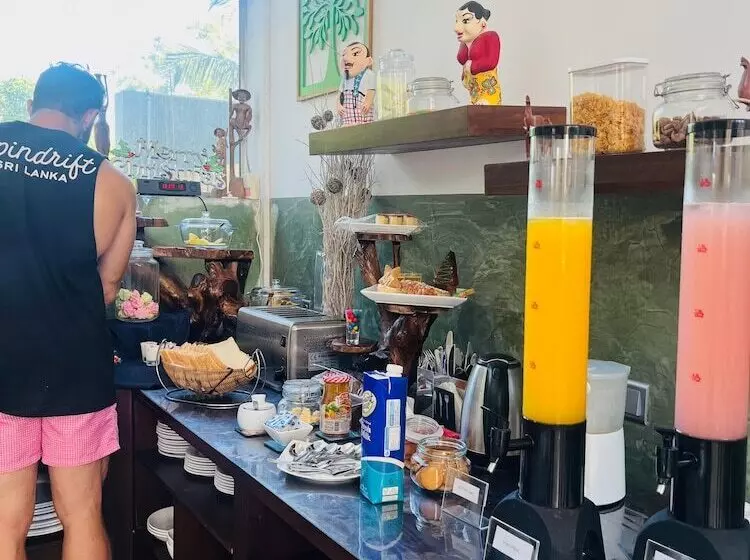 J Leaf Hotel By Blue Bird