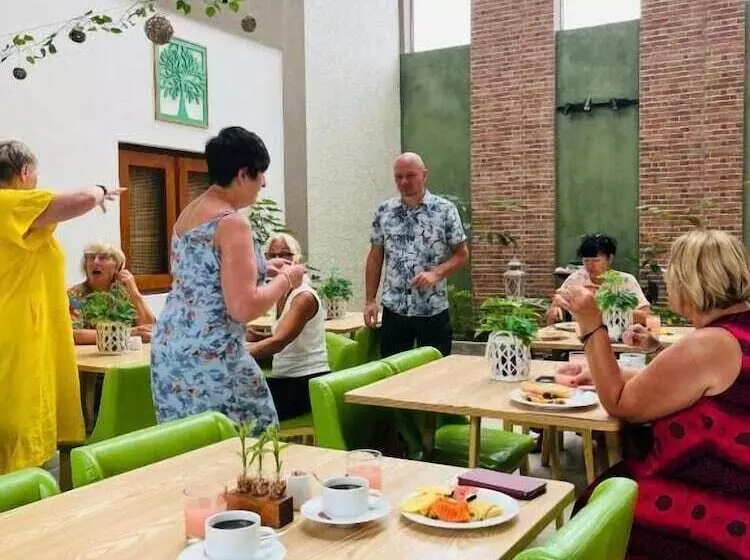 J Leaf Hotel By Blue Bird