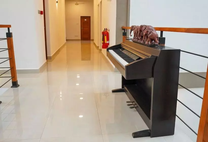 J Leaf Hotel By Blue Bird