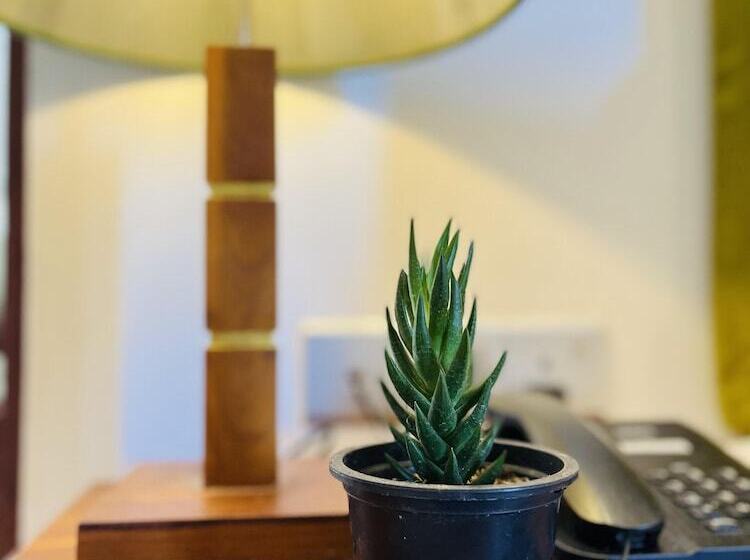 J Leaf Hotel By Blue Bird