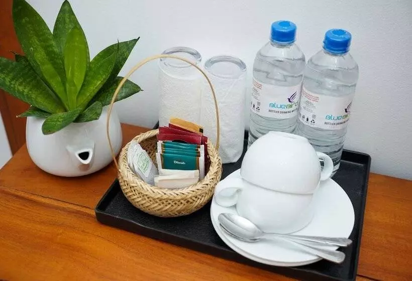 J Leaf Hotel By Blue Bird