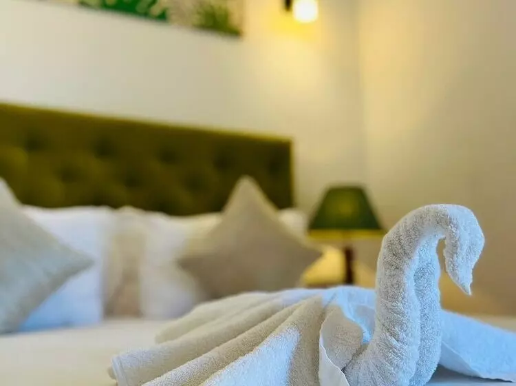 J Leaf Hotel By Blue Bird