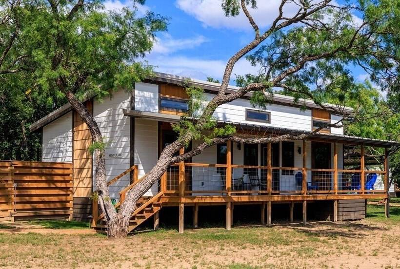 Mimosa Waterfront With Hot Tub