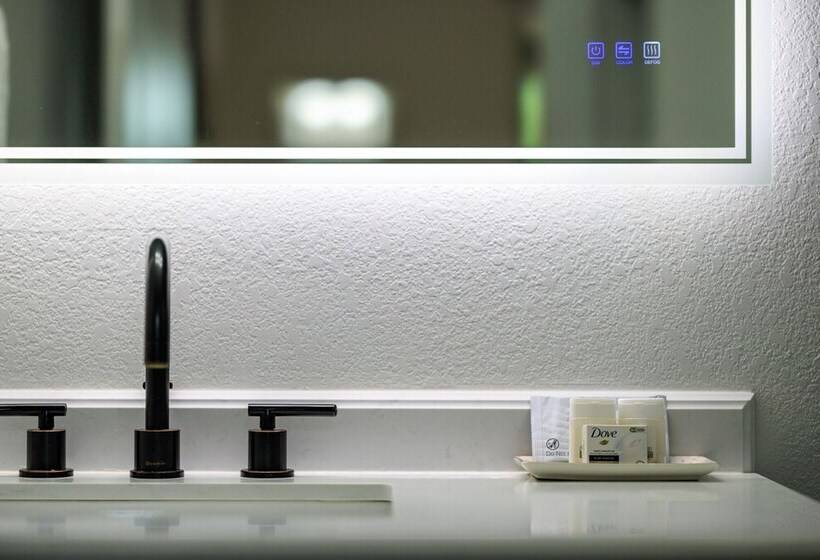 Mimosa Waterfront With Hot Tub