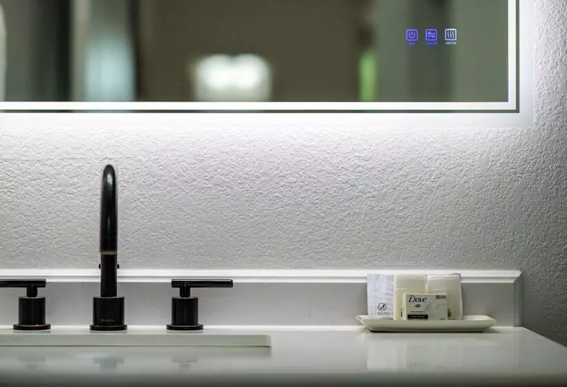 Mimosa Waterfront With Hot Tub