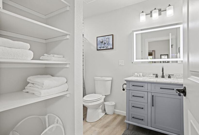 Mimosa Waterfront With Hot Tub