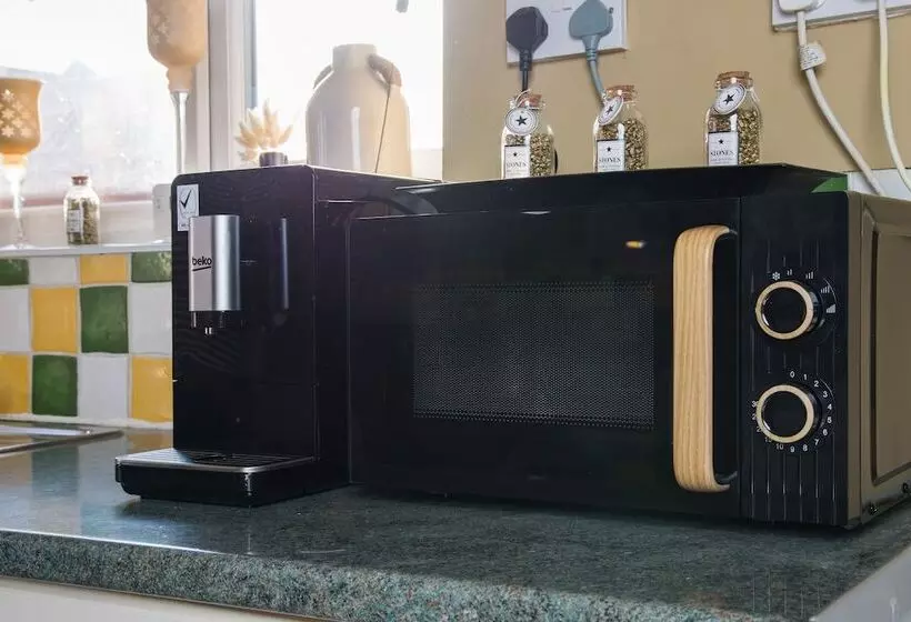 Residenssi Immaculate 2 Bed House In London