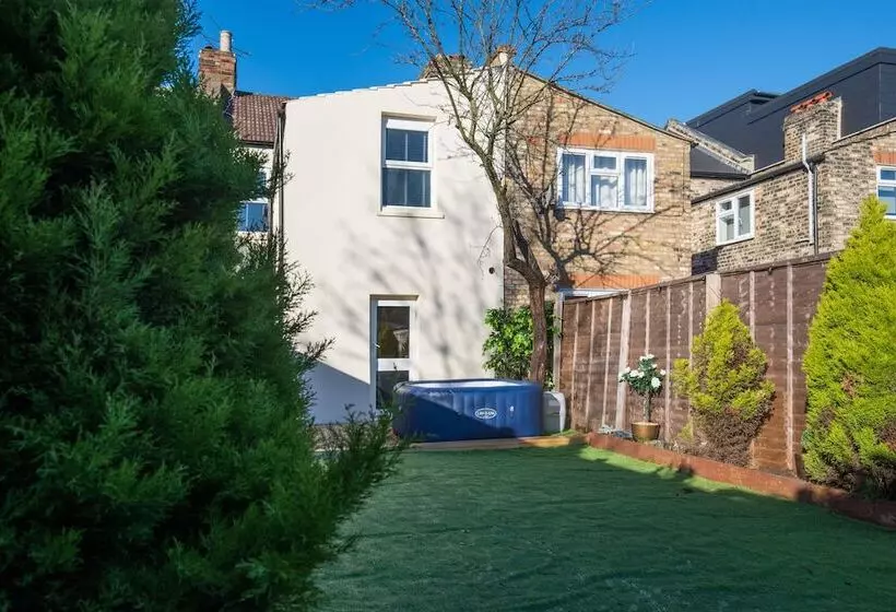 Residenssi Immaculate 2 Bed House In London