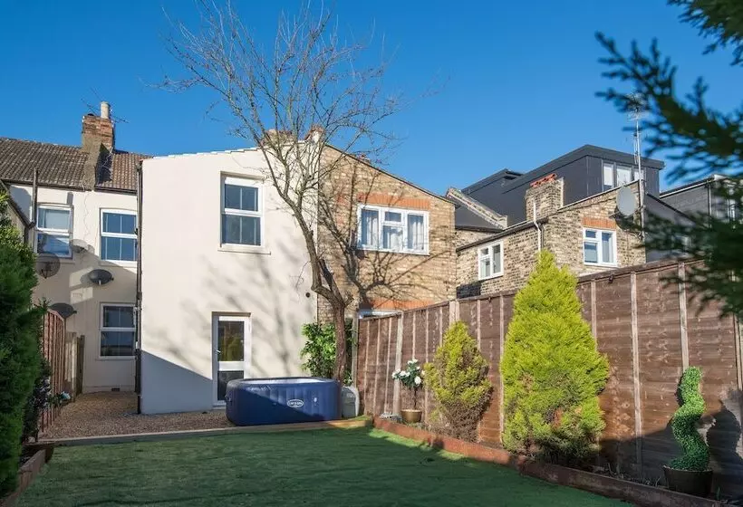 Residenssi Immaculate 2 Bed House In London