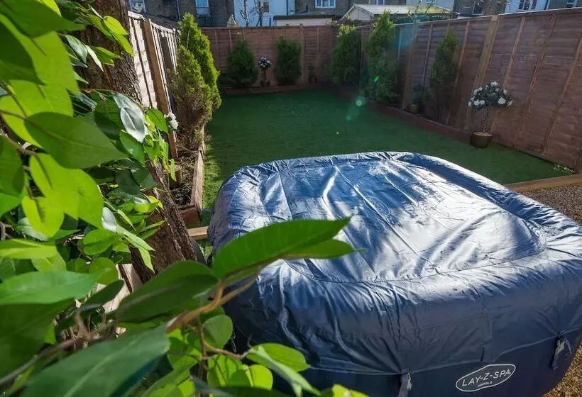 Residenssi Immaculate 2 Bed House In London