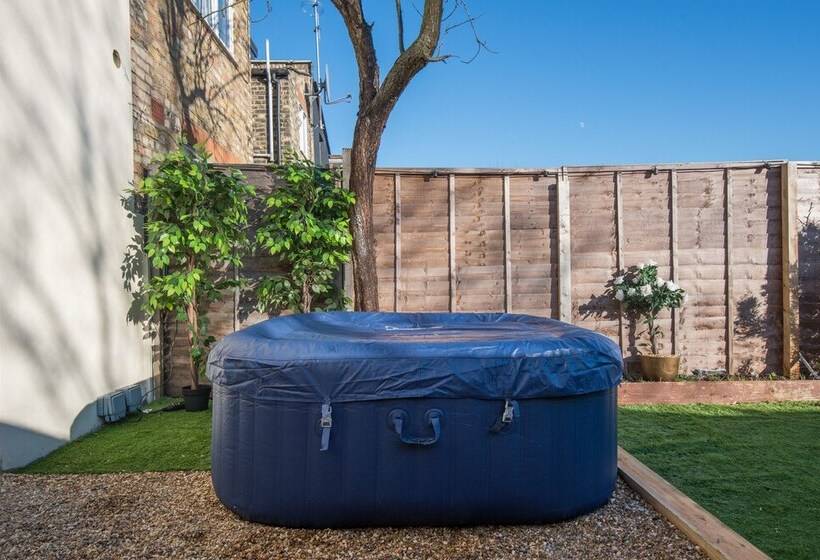 住所  Immaculate 2 Bed House In London