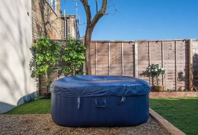 Residenssi Immaculate 2 Bed House In London