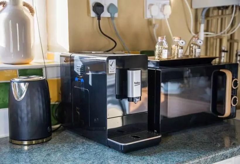 Residenssi Immaculate 2 Bed House In London