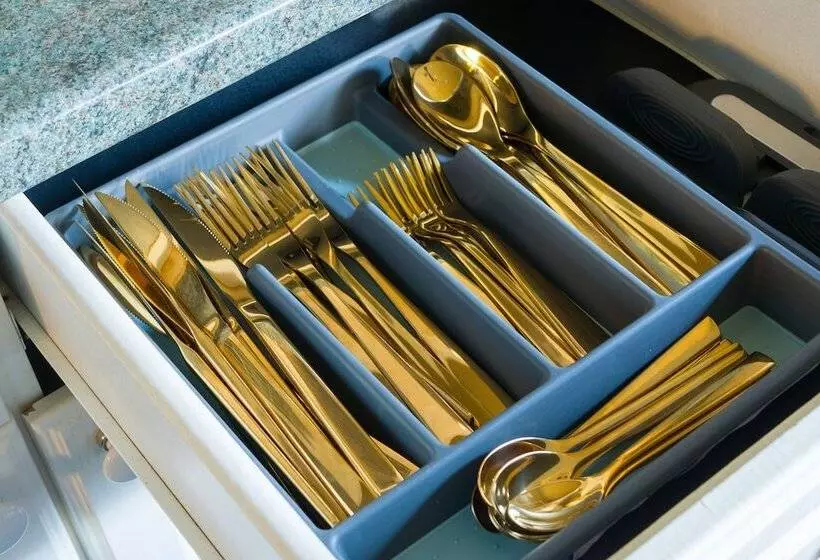 Residenssi Immaculate 2 Bed House In London