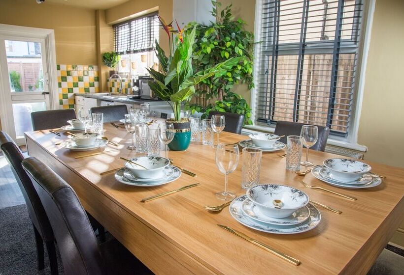 住所  Immaculate 2 Bed House In London