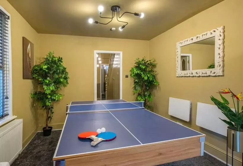 Residenssi Immaculate 2 Bed House In London