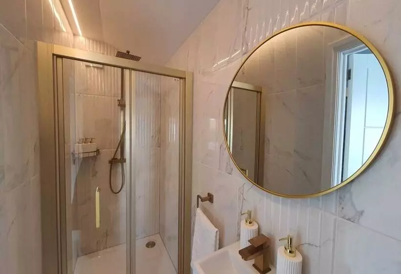 Stunning 1 King Bed Cabin In Grays