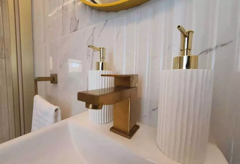 Stunning 1 King Bed Cabin In Grays