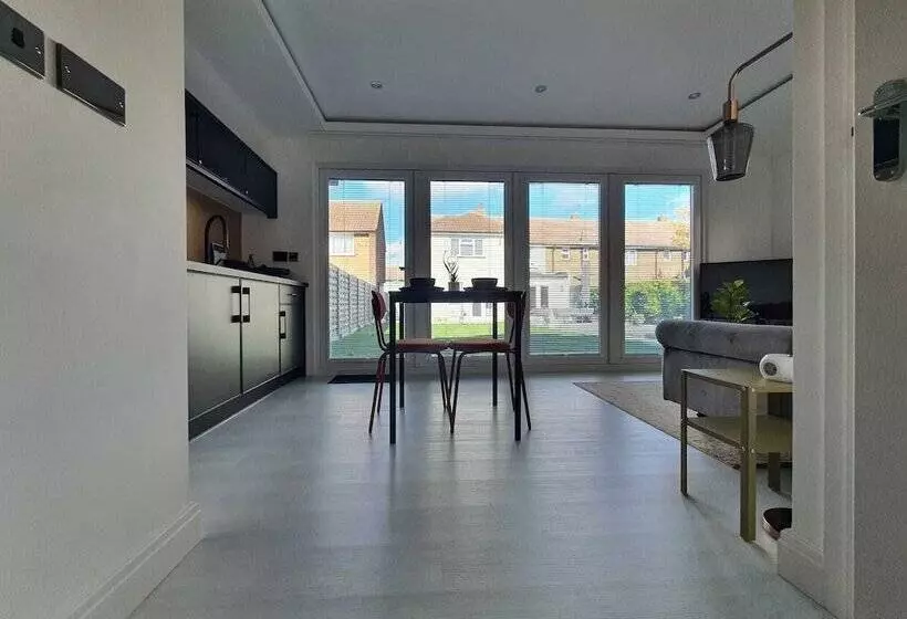 Stunning 1 King Bed Cabin In Grays