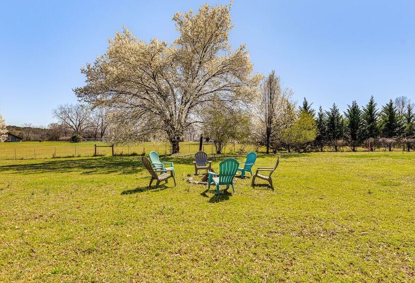 The Farmhouse  In Fort Lawn W/ Fire Pit & Deck!
