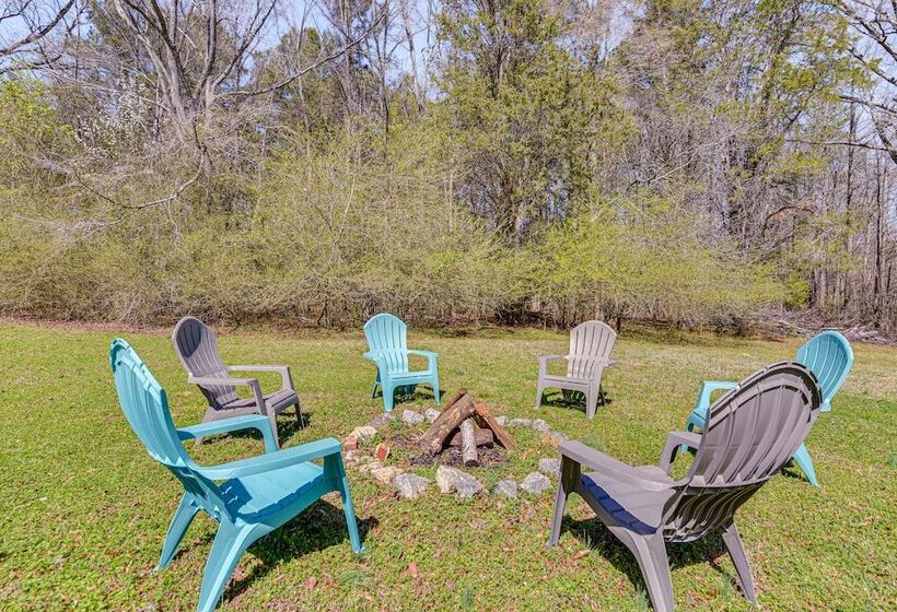The Farmhouse  In Fort Lawn W/ Fire Pit & Deck!
