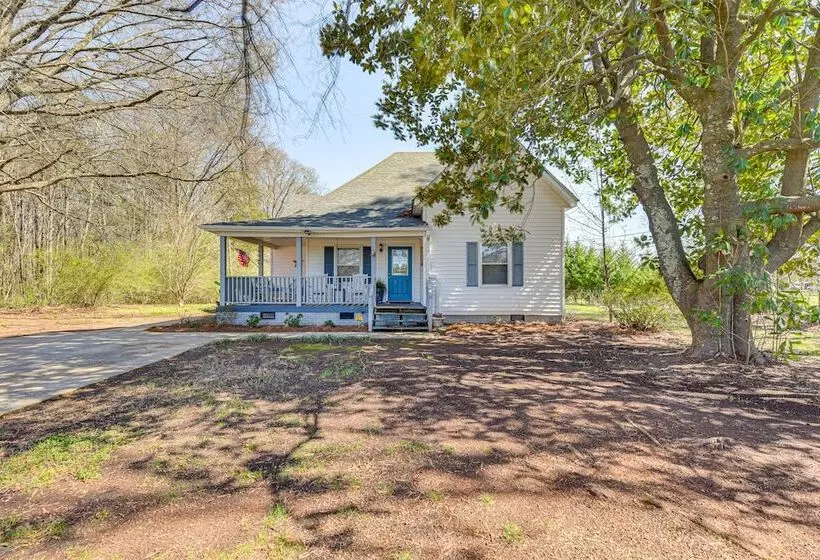 The Farmhouse  In Fort Lawn W/ Fire Pit & Deck!