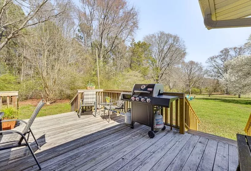 The Farmhouse  In Fort Lawn W/ Fire Pit & Deck!
