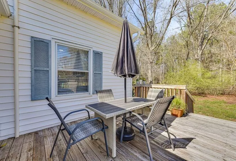 The Farmhouse  In Fort Lawn W/ Fire Pit & Deck!