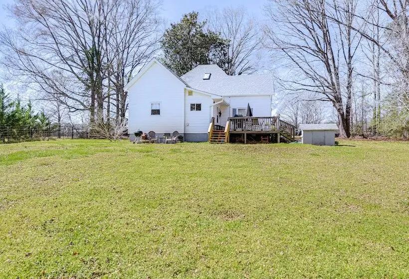 The Farmhouse  In Fort Lawn W/ Fire Pit & Deck!