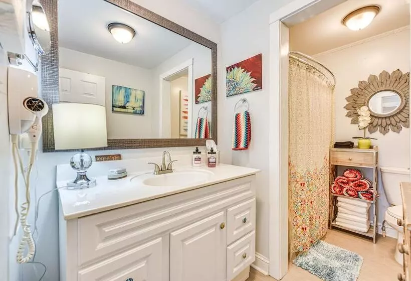 The Farmhouse  In Fort Lawn W/ Fire Pit & Deck!