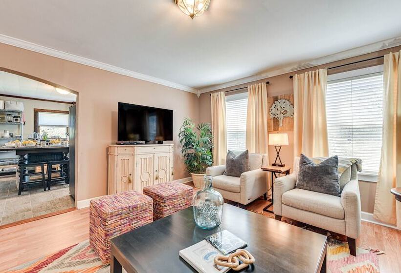 The Farmhouse  In Fort Lawn W/ Fire Pit & Deck!